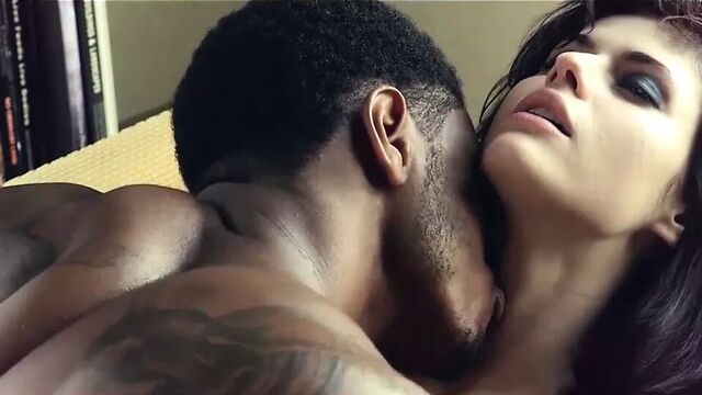 Alexandra Daddario обнаженные и сексуальные сцены на scandalplanet.com