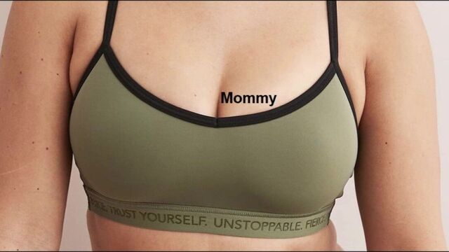 Сосу сиськи Aly Risman