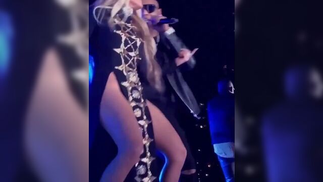 Jennifer Lopez - Her Legs in my face in live.