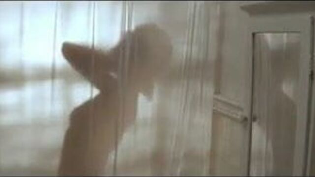 Elizabeth McGovern в окне спальни