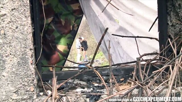 Чешский эксперимент, молодая девушка просит парня о сексе на улице