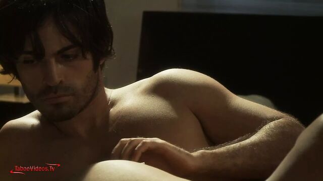 Самый горячий зрелый доктор соблазняет молодого стажера