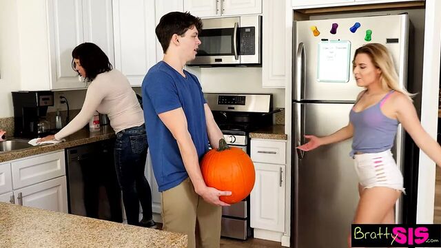 Bratty Sis - брат трахает сестру рядом с мачехой! s3: e11
