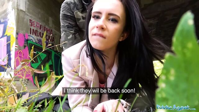 Публичный агент, сексуальная брюнетка Lady трахается и сосет