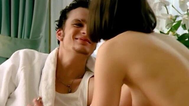 Amanda Ryan с обнаженными до пояса топлесс от 'The Hunger' на scandalplanet.com