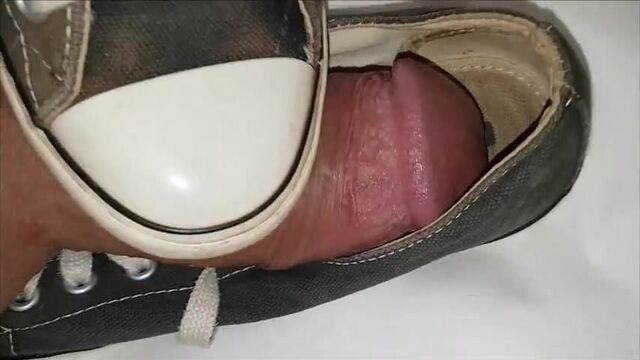 Потную Converse AllStar глубоко трахнули