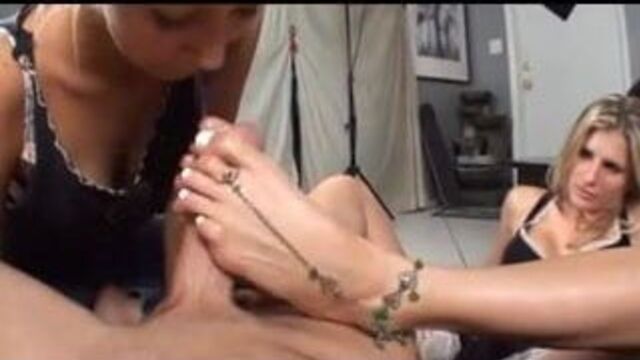 Французская горничная дрочит ногами