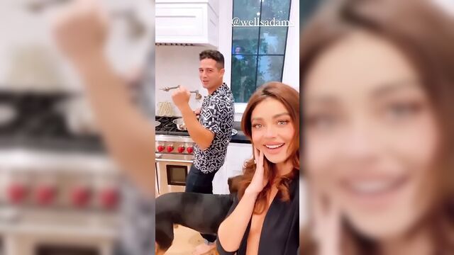 Sarah Hyland эгоистичная в открытой рубашке дома