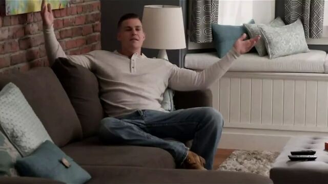 Шлепанье Izombie - Peyton шлепает Лив в комбинезоне