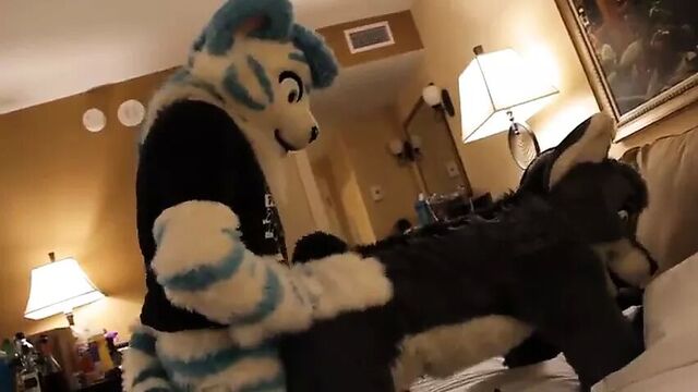 Удивительный трах в задницу по скафандру