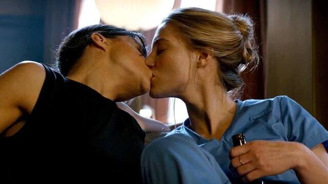 Лесбийский поцелуй Michelle Rodriguez на scandalplanet.com