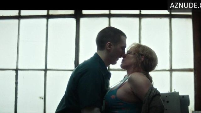 Горячая милфа Patricia Arquette занимается сексом с молодыми мужиками