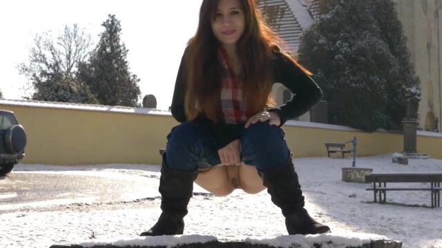 Сногсшибательная девушка, писающая