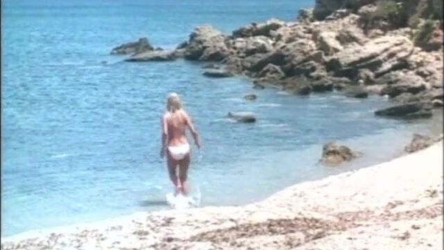 Lydia Cornell: сексуальная девушка топлесс