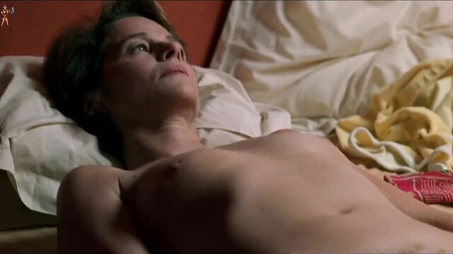 Charlotte мастурбирует полностью обнаженной