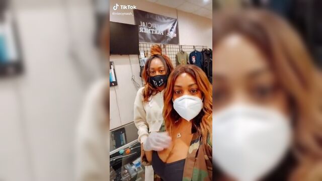 Прекрасная задница Niecy Nash показывает сиськи в маске