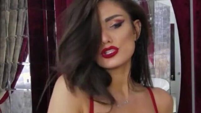 Красивая женщина