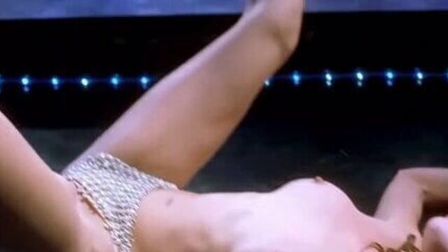 Charlotte Ayanna - «Танцует под голубой игуаной»