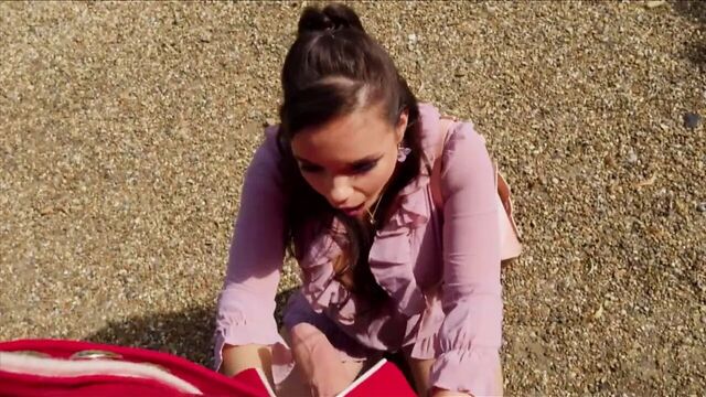 Sofia Sofia Lee и грудастая девушка-охранник