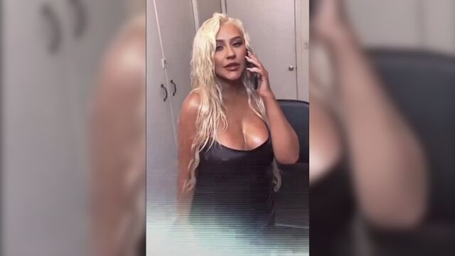 Christina Aguilera сосет в магазине здоровья