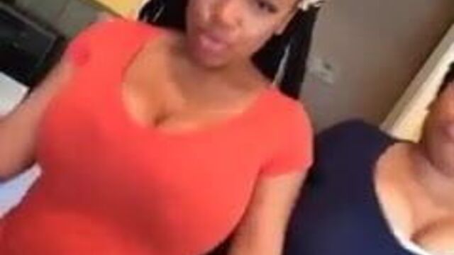 QueenNefertitty тверкает с большими сиськами