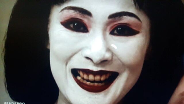 Женщины смеются и испытывают оргазмы во время убийства