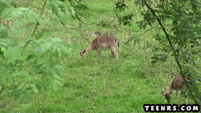 Тинка с натуральными большими сиськами трахается с бегуном на тропе