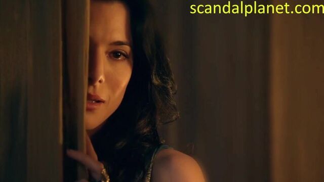 Сцена с обнаженными сиськами Lucy Lawless в Спартаке