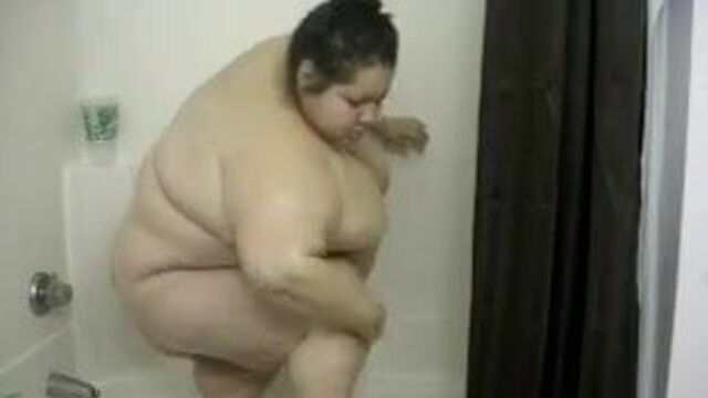 Dankii принимает душ