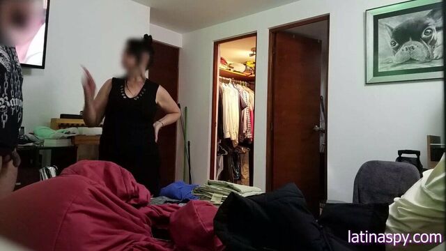 Дрочу перед горничной, затем хватаю ее огромные дыни