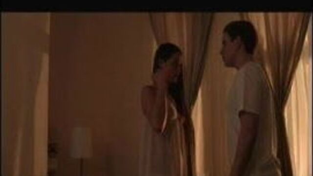 Hollyoaks: Anna Passey топлесс.