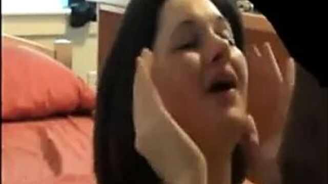 Молодая похожая на Jennifer Lawrence умоляет о сперме на лицо