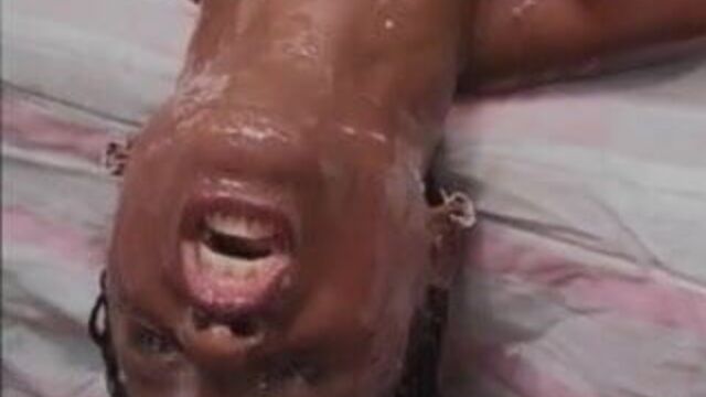 Чернокожая покрыта спермой