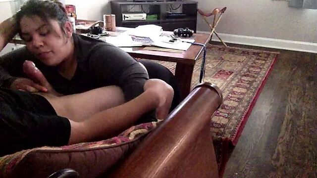 Латина-толстушка делает эпический минет