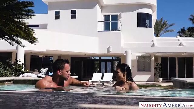 Секс в бассейне с Rachel Starr