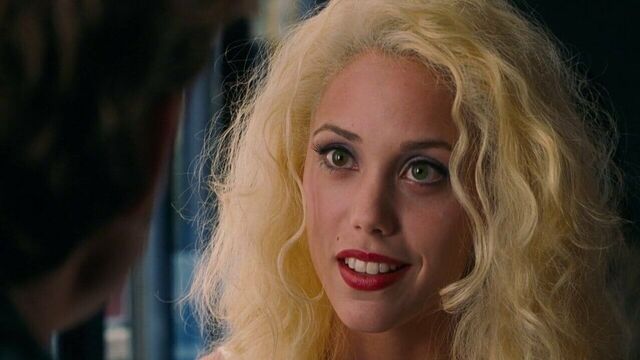 Elizabeth Berkley - настоящая блондинка