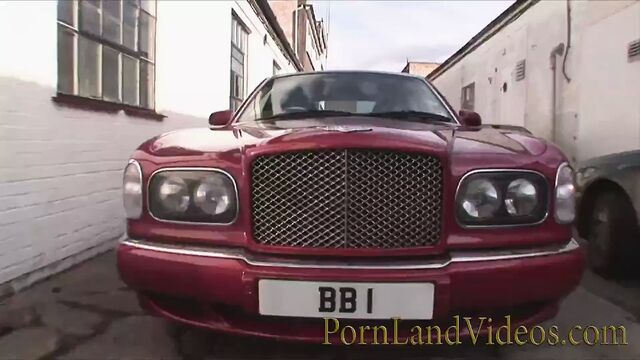 Брюнетка сосет яйца, затем наездница скачет на большом члене