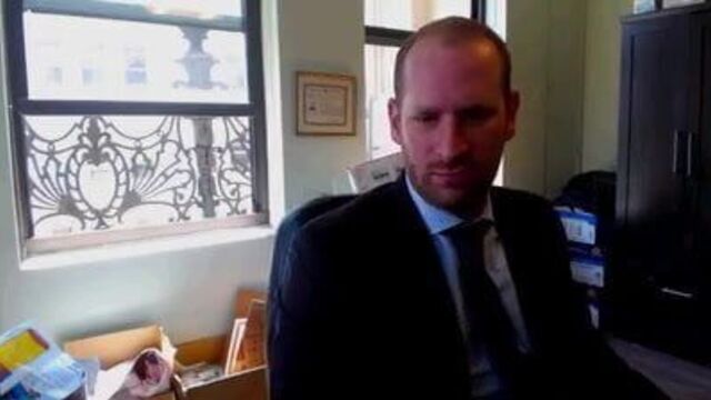 Str8 вытаскивает его хуй на работе