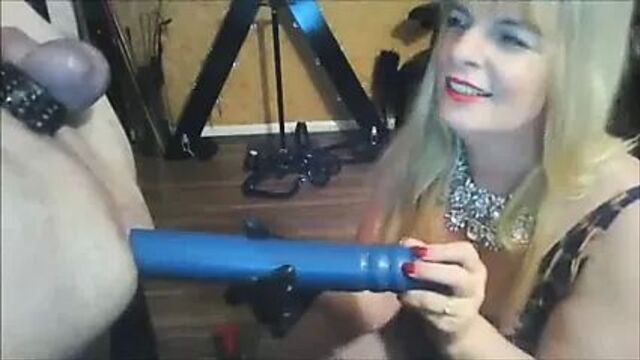 Развязная британская домина развлекается со своим нижним