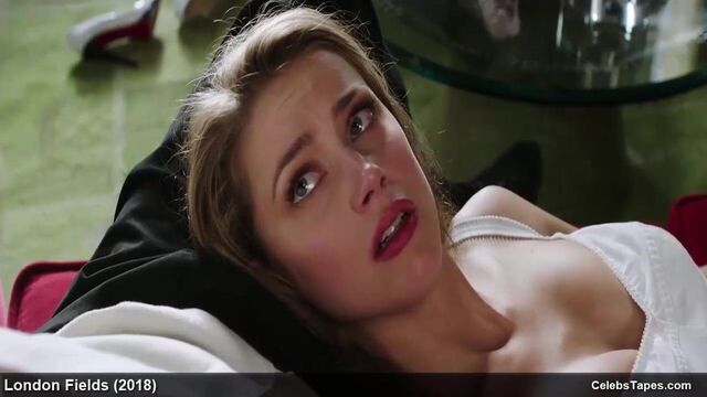 Знаменитость Amber услышанная показывает тугую обнаженную жопу и горячее нижнее белье