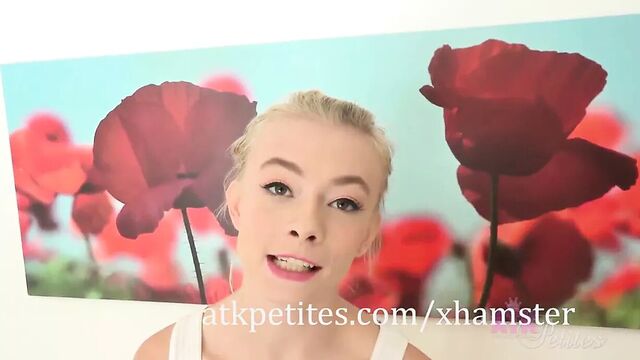 Миниатюрная блондинка Maddy Rose обладает идеальным маленьким телом