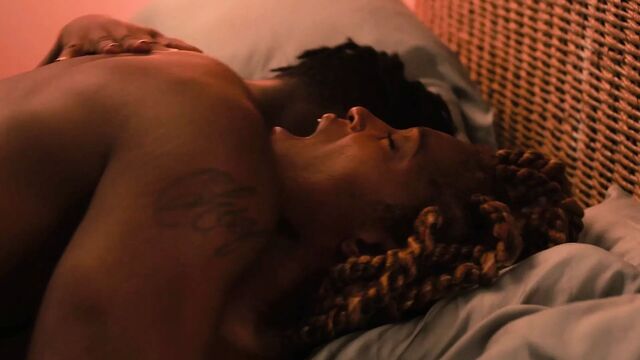 Черной VIXEN Yolonda Ross делают глубокий массаж ее задницы и киски