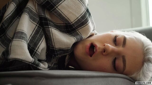 Я не могу перестать кончать! Настоящий оргазм для моей киски - Ева Эльфи