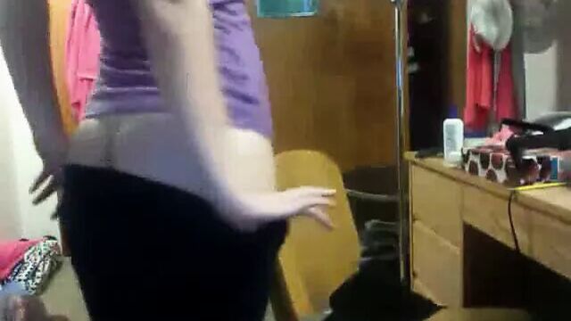 Мастурбирую в моей комнате в общежитии