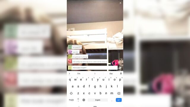 Три девушки светят