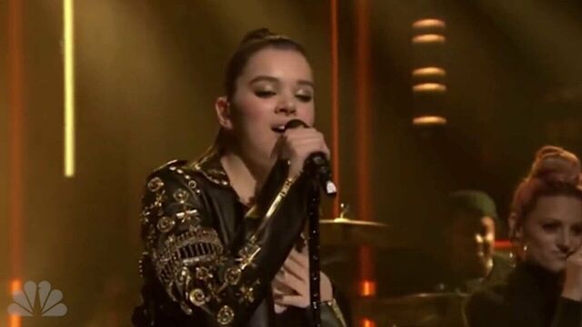 Женщины в кожаной куртке