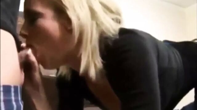 Kaley Cuoco делает минет