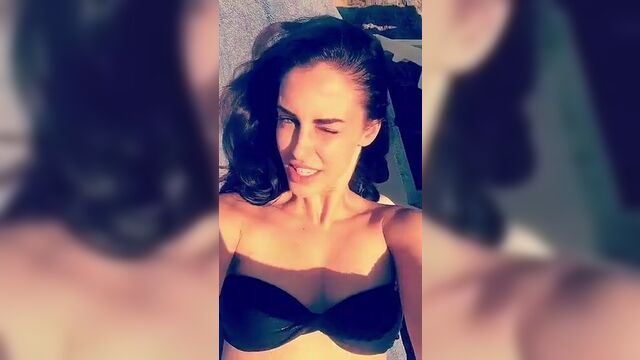Jessica Lowdes и горячая подруга-брюнетка в бикини