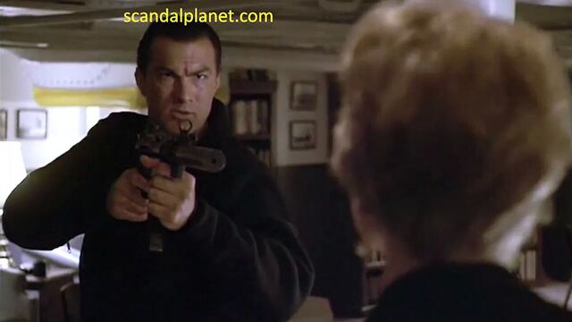 Обнаженная сцена с Erika Elenak в Нижней Осаде ScandalPlanet.com