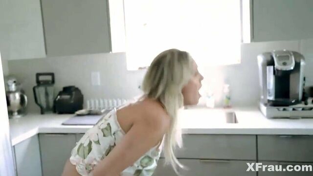 Vollbusige Stiefmutter steckt im Waschbecken fest